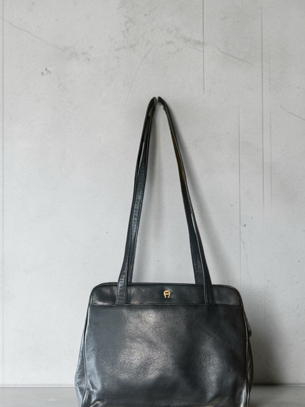Eileen Aigner Vintage Black Leather Multi Compartment Shoulder Bag Gold-Ton Logo